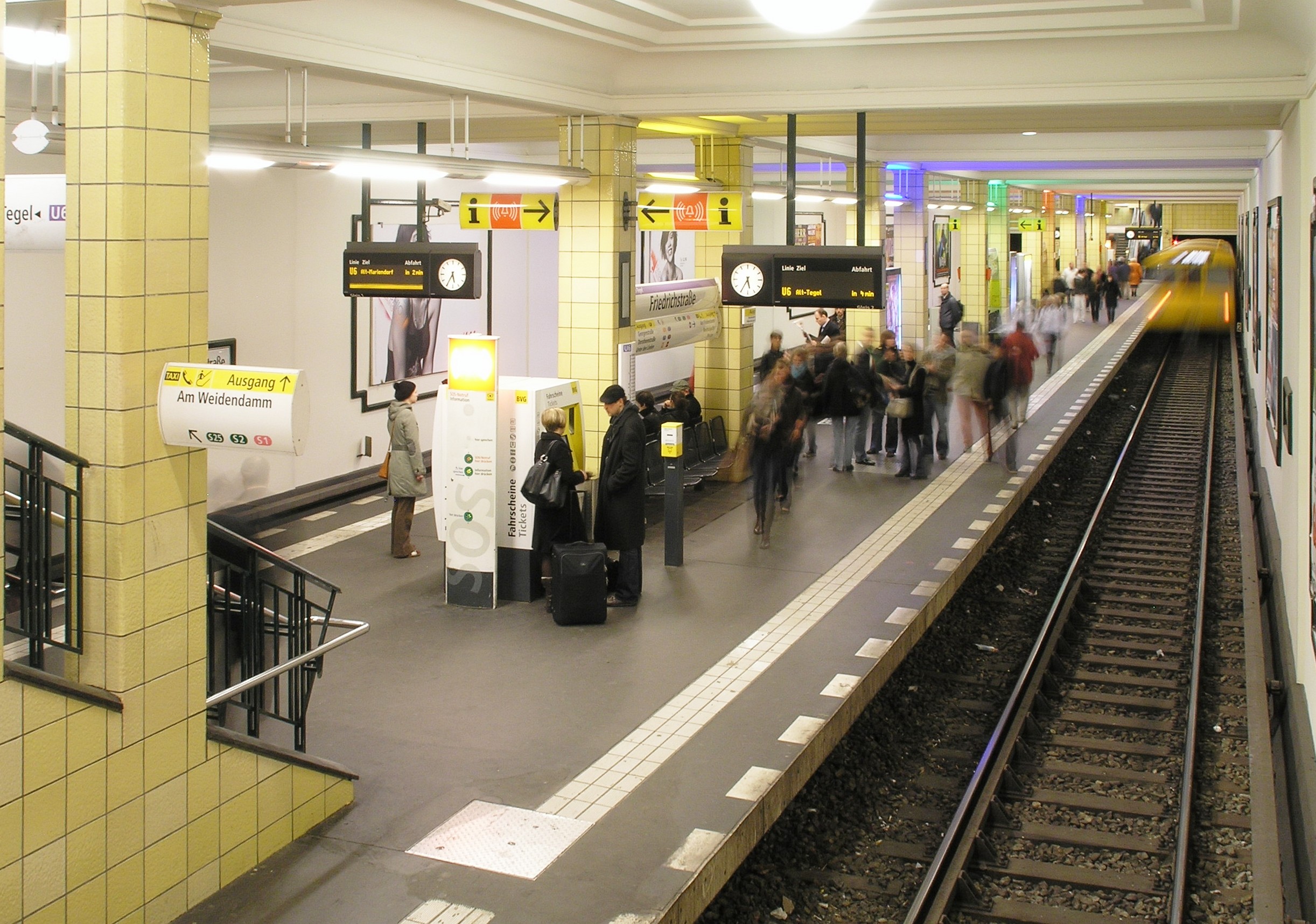 U-Bahnhof_Berlin_Friedrichstraße_vom_südlichen_Zwischengeschoss.jpg